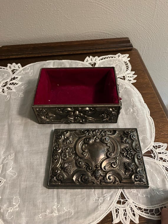 重厚なシルバープレートのロココ調またはビクトリア調のジュエリー