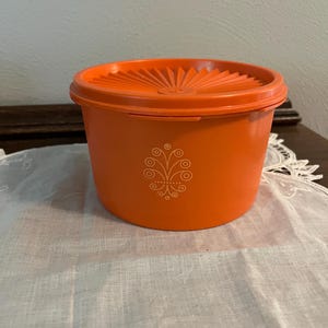 Vintage tupperwarebus met deksel
