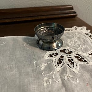 ヴィンテージの脚付きシルバープレートソルトセラー