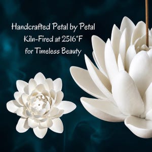 Może przedstawiać: Dwa białe ceramiczne uchwyty na kadzidełka w kształcie kwiatu lotosu z warstwowymi płatkami. Tekst głosi: Handcrafted Petal by Petal, Kiln-Fired at 2516&deg;F for Timeless Beauty. Kwiaty posiadają centralny otw&oacute;r na kadzidełko oraz matowe wykończenie.