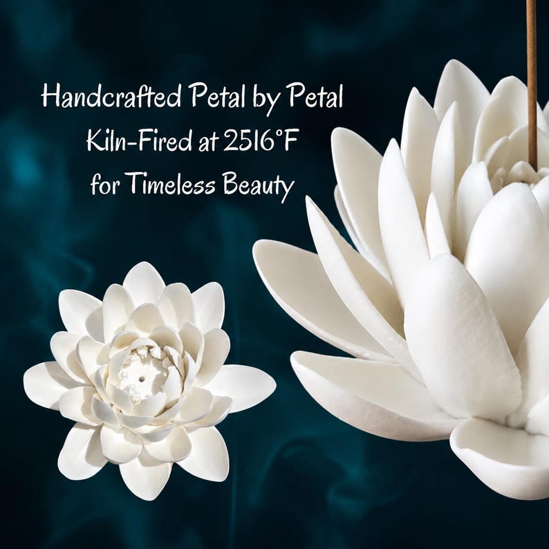 Może przedstawiać: Dwa białe ceramiczne uchwyty na kadzidełka w kształcie kwiatu lotosu z warstwowymi płatkami. Tekst głosi: Handcrafted Petal by Petal, Kiln-Fired at 2516&deg;F for Timeless Beauty. Kwiaty posiadają centralny otw&oacute;r na kadzidełko oraz matowe wykończenie.