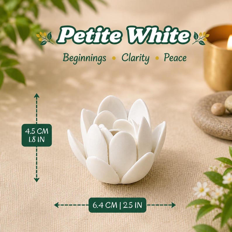 Może przedstawiać: Biały ceramiczny świecznik w kształcie kwiatu lotosu z napisem Petite White Beginnings Clarity Peace. Obiekt ma 4,5 cm wysokości i 6,4 cm szerokości, co wskazują widoczne na obrazie oznaczenia wymiar&oacute;w.