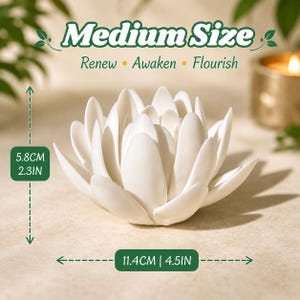 Może przedstawiać: Biała ceramiczna rzeźba kwiatu lotosu z napisem Medium Size, Renew, Awaken, Flourish. Obiekt ma 5,8 cm wysokości i 11,4 cm szerokości, co wskazują widoczne znaczniki pomiarowe oraz etykiety tekstowe na obrazie.