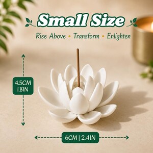 Może przedstawiać: Biały stojak na kadzidełka w kształcie kwiatu lotosu z jednym kadzidełkiem. Tekst głosi Small Size, Rise Above, Transform, Enlighten. Wymiary to 4,5 cm wysokości i 6 cm szerokości, co zostało zaznaczone za pomocą strzałek i opis&oacute;w.