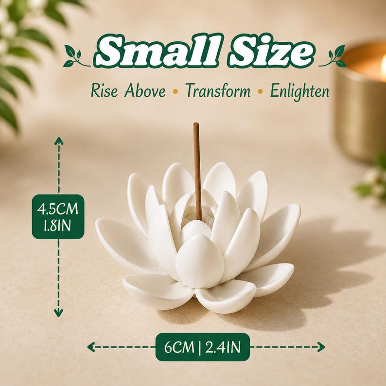 Może przedstawiać: Biały stojak na kadzidełka w kształcie kwiatu lotosu z jednym kadzidełkiem. Tekst głosi Small Size, Rise Above, Transform, Enlighten. Wymiary to 4,5 cm wysokości i 6 cm szerokości, co zostało zaznaczone za pomocą strzałek i opis&oacute;w.