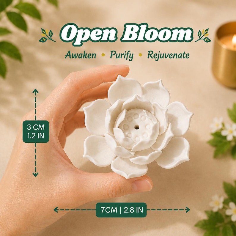 Może przedstawiać: Biały ceramiczny uchwyt na kadzidełka w kształcie kwiatu lotosu z centralnym otworem, o wysokości 3 cm i szerokości 7 cm. Tekst Open Bloom, Awaken, Purify, Rejuvenate jest widoczny nad przedmiotem, kt&oacute;ry jest trzymany, aby pokazać skalę.