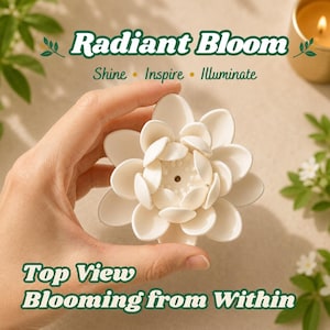 Może przedstawiać: Biała ceramiczna rzeźba kwiatu lotosu z warstwowymi płatkami i centralnym otworem. Tekst Radiant Bloom, Shine, Inspire, Illuminate oraz Top View Blooming from Within jest wyświetlany zieloną czcionką na neutralnym tle.