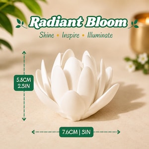 Może przedstawiać: Biała ceramiczna rzeźba kwiatu lotosu z warstwowymi płatkami. Tekst głosi Radiant Bloom, Shine, Inspire, Illuminate. Wymiary to 5,8 cm wysokości i 7,6 cm szerokości. Obiekt posiada gładkie, matowe wykończenie oraz symetryczny kształt.