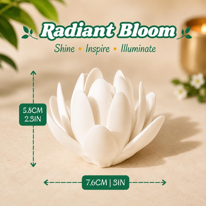 Może przedstawiać: Biała ceramiczna rzeźba kwiatu lotosu z warstwowymi płatkami. Tekst głosi Radiant Bloom, Shine, Inspire, Illuminate. Wymiary to 5,8 cm wysokości i 7,6 cm szerokości. Obiekt posiada gładkie, matowe wykończenie oraz symetryczny kształt.