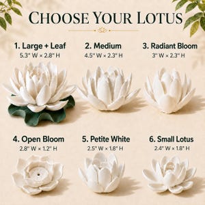 Może przedstawiać: Sześć białych ceramicznych rzeźb kwiat&oacute;w lotosu z napisem Choose Your Lotus i wymiarami w calach: 1. Large + Leaf 5,3" szer. x 2,8" wys., 2. Medium 4,5" szer. x 2,3" wys., 3. Radiant Bloom 3" szer. x 2,3" wys., 4. Open Bloom 2,8" szer. x 1,2" wys., 5. Petite White 2,5" szer. x 1,8" wys., 6. Small Lotus 2,4" szer. x 1,8" wys.