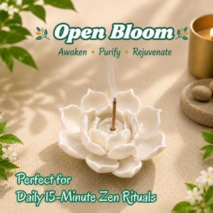 Może przedstawiać: Biały ceramiczny stojak na kadzidełka w kształcie kwiatu lotosu z zapalonym kadzidełkiem emitującym cienką smugę dymu. Tekst głosi Open Bloom, Awaken, Purify, Rejuvenate oraz Perfect for Daily 15-Minute Zen Rituals w kolorze ciemnozielonym.