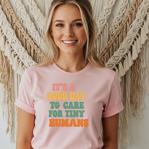 小さな人間の世話をするのに良い日です Tシャツ レトロシャツ 先生シャツ デイケアプロバイダーTシャツ ベビーシッターTシャツ 面白いシャツ 面白いギフト