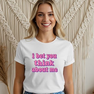Aposto que você pensa em mim camiseta engraçada camiseta gráfica atrevida declaração confiante top moderno presente estético Y2K para amiga presente para ela piada