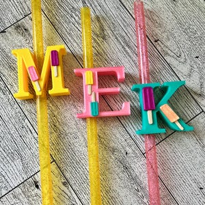 Dijes de pajitas de helado: marcadores de bebidas con iniciales personalizadas / Regalos de fiesta de verano para niños / Dijes de letras personalizados para pajitas y vasos