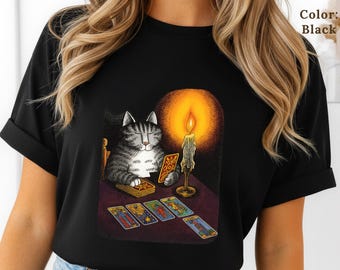 Koszulka z nadrukiem „Kot czyta Tarota”, koszulka z grafiką „Mistyczny Kot”, koszulka w kolorach Witchy Comfort
