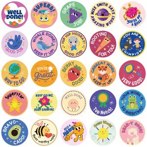 Può includere: Una collezione di adesivi rotondi e colorati con vari disegni e frasi. Gli adesivi presentano illustrazioni di frutta, animali e altri personaggi stravaganti, insieme ad affermazioni positive come "Ben fatto!" e "Buon lavoro!"