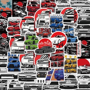 Può includere: Una collezione di adesivi a tema auto con vari modelli di auto in rosso, bianco, nero, verde e blu. Gli adesivi hanno uno stile anime giapponese con grafiche di sole e montagne rosse.