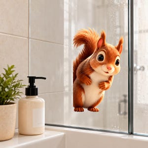 Könnte beinhalten: Ein dekorativer Wandaufkleber mit einem Cartoon-Eichhörnchen mit rotbraunem Fell, einem buschigen Schwanz und großen dunklen Augen. Das Eichhörnchen ist stehend dargestellt und scheint seitlich an einer Glasduschwand hervorzulugen.