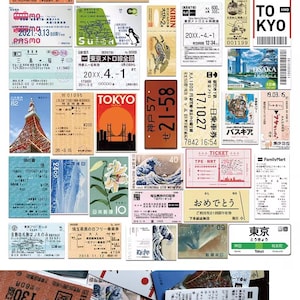 Op de afbeelding: Een collage van vintage Japanse treinkaartjes en reisfemera. De collectie bevat kaartjes met Japanse tekst, illustraties van bezienswaardigheden en diverse data. Het kleurenpalet is een mix van beige, oranje en blauw.