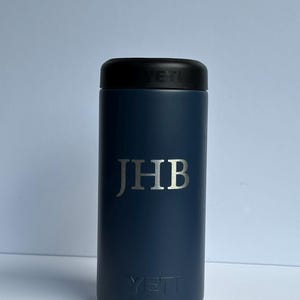 Enfriador de latas YETI Slim personalizado / Artículos para bebidas personalizados imagen 1