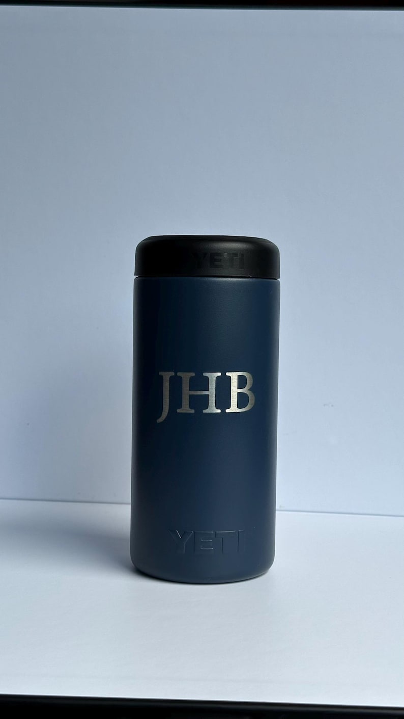 Enfriador de latas YETI Slim personalizado / Artículos para bebidas personalizados imagen 1