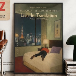 以下が含まれることがあります： ビル・マーレイとスカーレット・ヨハンソンが出演する映画『ロスト・イン・トランスレーション』の額入りポスター。赤いシャツを着た人物がホテルのベッドに横たわり、ライトアップされたタワーが見える東京の夜景を眺めている様子が描かれています。