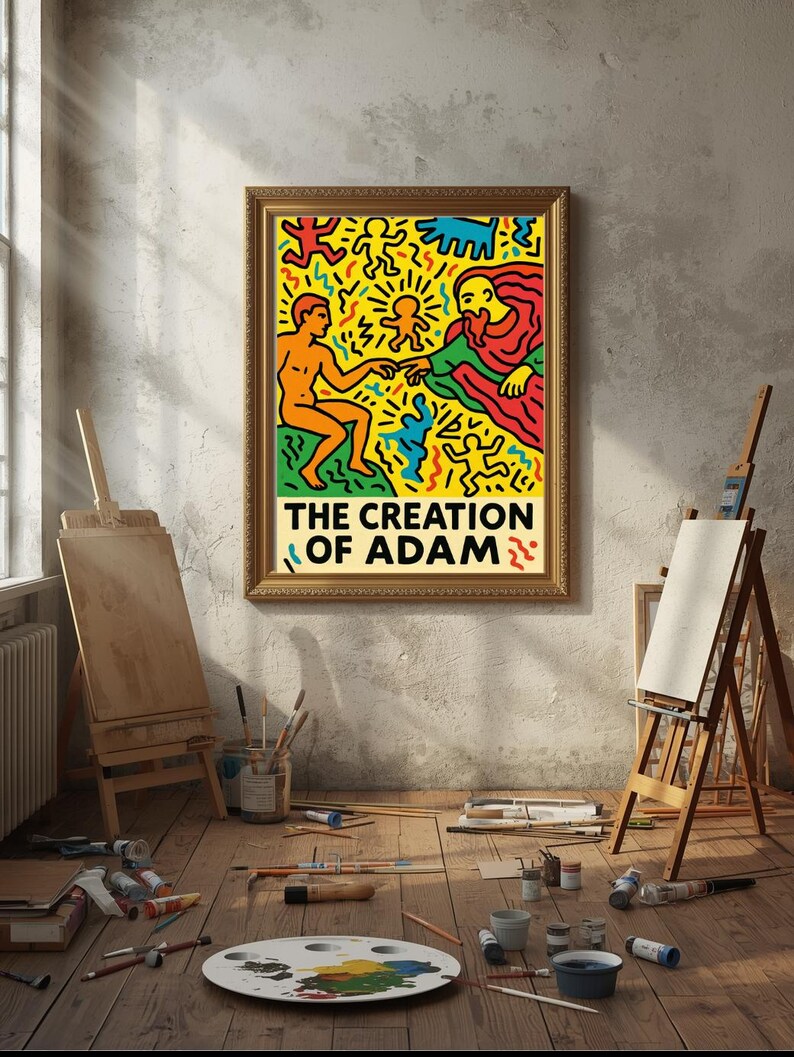 以下が含まれることがあります： キース・ヘリングの「アダムの創造」の額装されたプリント。黄色、赤、青の鮮やかな人物が描かれています。アートワークは、画材、イーゼル、木の床がある部屋にあり、芸術的な雰囲気を作り出しています。