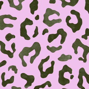 Puede incluir: Un patrón sin costuras con un diseño repetitivo de manchas de leopardo verde oscuro sobre un fondo rosa claro.