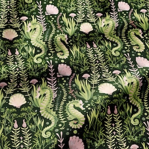 Könnte beinhalten: Ein dunkelgrüner Stoff mit einem sich wiederholenden Muster aus hellgrünen Seepferdchen, blassrosa Muscheln und verschiedenen Wasserpflanzen. Das Design enthält zarte Algenwedel und kleine Blasen, die über den dunklen Hintergrund verteilt sind.