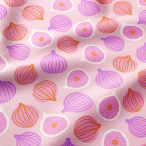 Könnte beinhalten: Ein hellrosa Stoff mit einem sich wiederholenden Muster aus stilisierten Feigen. Das Design zeigt ganze Feigen in Lila- und Orangetönen sowie aufgeschnittene Feigen in Rosa mit weißen Umrandungen und orangefarbenen Kernen.