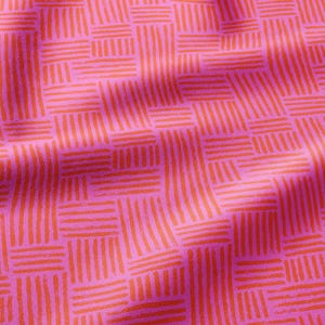 Könnte beinhalten: Ein Textilstoff mit einem sich wiederholenden geometrischen Muster aus orangefarbenen horizontalen und vertikalen Linien, die in abwechselnden Blöcken auf einem leuchtend rosa Hintergrund angeordnet sind und eine strukturierte Optik mit weichen Falten erzeugen.