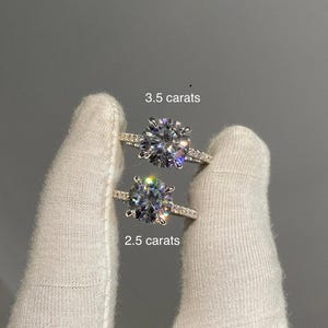Anillo de compromiso solitario de moissanita: banda pavé de oro blanco