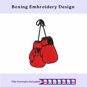 Op de afbeelding: Rode bokshandschoenen met zwarte accenten hangen aan een zwart touw. De handschoenen zijn geborduurd met een textuurontwerp. De tekst "Boxing Embroidery Design" staat bovenaan. Witte achtergrond.