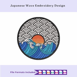 Puede incluir: Diseño de bordado circular con un patrón de olas japonesas y un sol naciente. El diseño incluye olas azules, un sol naranja brillante y un borde negro. El texto en la parte superior dice "Japanese Wave Embroidery Design".
