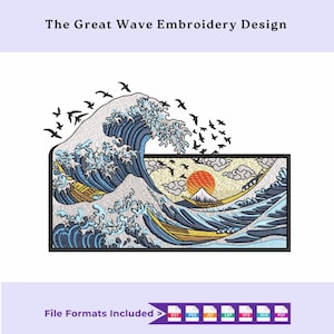Puede incluir: Un diseño de bordado de la icónica "Gran Ola de Kanagawa" de Hokusai. El diseño incluye una gran ola, barcos, una montaña y pájaros, con el texto "The Great Wave Embroidery Design".