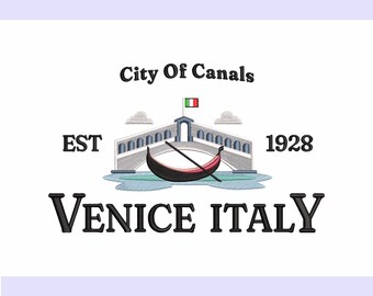 以下が含まれることがあります： 「ベネチア・イタリア」の文字とゴンドラ、橋、そして「運河の街」という言葉が描かれた刺繍デザイン。デザインには「1928」の年号と「Venice Italy Embroidery Design」の文字が含まれています。