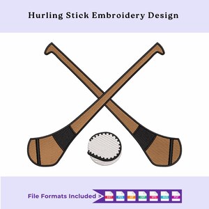 Könnte beinhalten: Ein Stickdesign mit zwei gekreuzten braunen und schwarzen Hurling-Schlägern und einem weißen Ball. Der Text "Hurling Stick Embroidery Design" steht oben. Dateiformate sind unten aufgeführt.