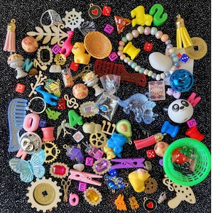 Surtido de baratijas Tiny Treasures - Cuchara misteriosa colorida - Bolsas de regalo para fiestas infantiles - Minifiguras, dijes, animales, juguetes pequeños, confeti de cuervo