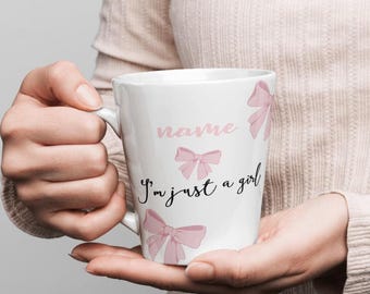Tazza da caffè con fiocco rosa / Tazza Coquette "Sono solo una ragazza" / Tazza con nome personalizzato