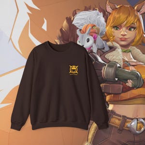 Puede incluir: Una sudadera marrón con un logotipo amarillo en la parte delantera. El logotipo es un círculo con una cara sonriente dentro y las palabras "Circle of Friends" escritas debajo.