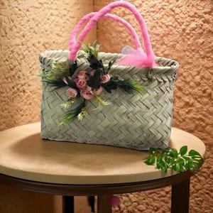 ヤシの葉のトートバッグ（花柄） – 環境に優しいボヘミアンバッグ – 花柄の手編み籐バスケット – ナチュラルで素朴な収納＆ギフトアイデア