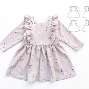 Könnte beinhalten: Hellbeige Langarmkleid mit floralem Muster und Rüschen. Das Kleid hat einen gerafften Rock und einen runden Ausschnitt. Das Design beinhaltet Kleidermuster-Illustrationen.