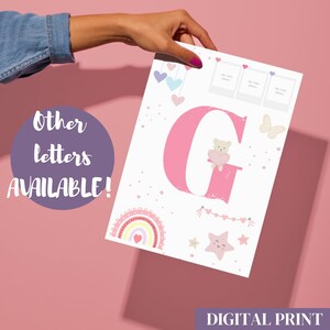 Arte de pared con la letra G para niñas / Lámina infantil de oso rosa y arcoíris / Póster A4 de estrellas adorables / Decoración para habitación infantil / Descarga digital / Póster con nombre