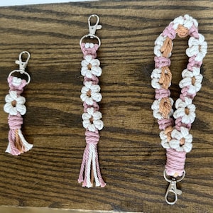 Llavero de macramé con margaritas rosas hecho a mano, llavero de flores, llavero de macramé con flores