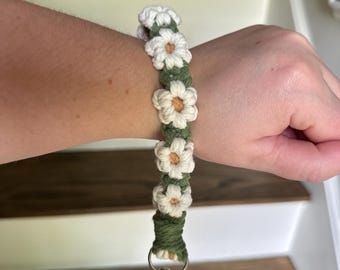 Portachiavi da polso fatto a mano con margherita verde / portachiavi in macramè / portachiavi a forma di fiore / portachiavi da polso a forma di fiore