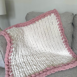 Manta de punto para bebé / Manta de punto grueso hecha a mano con borde, regalo para baby shower, manta de bebé color marfil con borde rosa rosado
