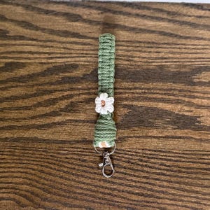 Handmade Mini Green Daisy Keychain Wristlet | macrame keychain | flower keychain | flower wristlet | gifts for her
