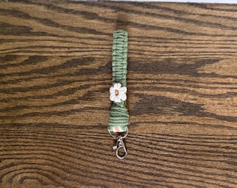 Handmade Mini Green Daisy Keychain Wristlet | macrame keychain | flower keychain | flower wristlet | gifts for her