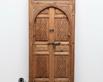 Puerta de madera marroquí: Puerta tallada a mano con remaches – Puertas de madera arqueadas a medida para exteriores e interiores.