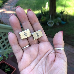Vintage Fleur de Lis Gold tone Metal Cuff Links - Nice